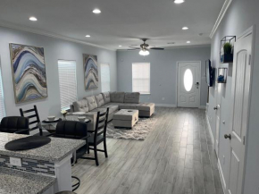 Cheerful 2 bedroom w/ upstairs balcony & a view